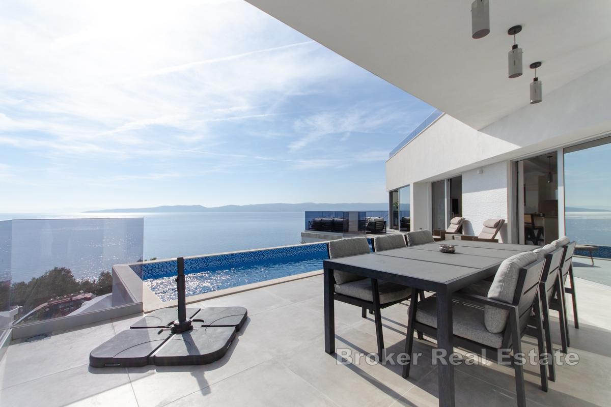 Villa d'architecture moderne avec vue panoramique et piscine à débordement