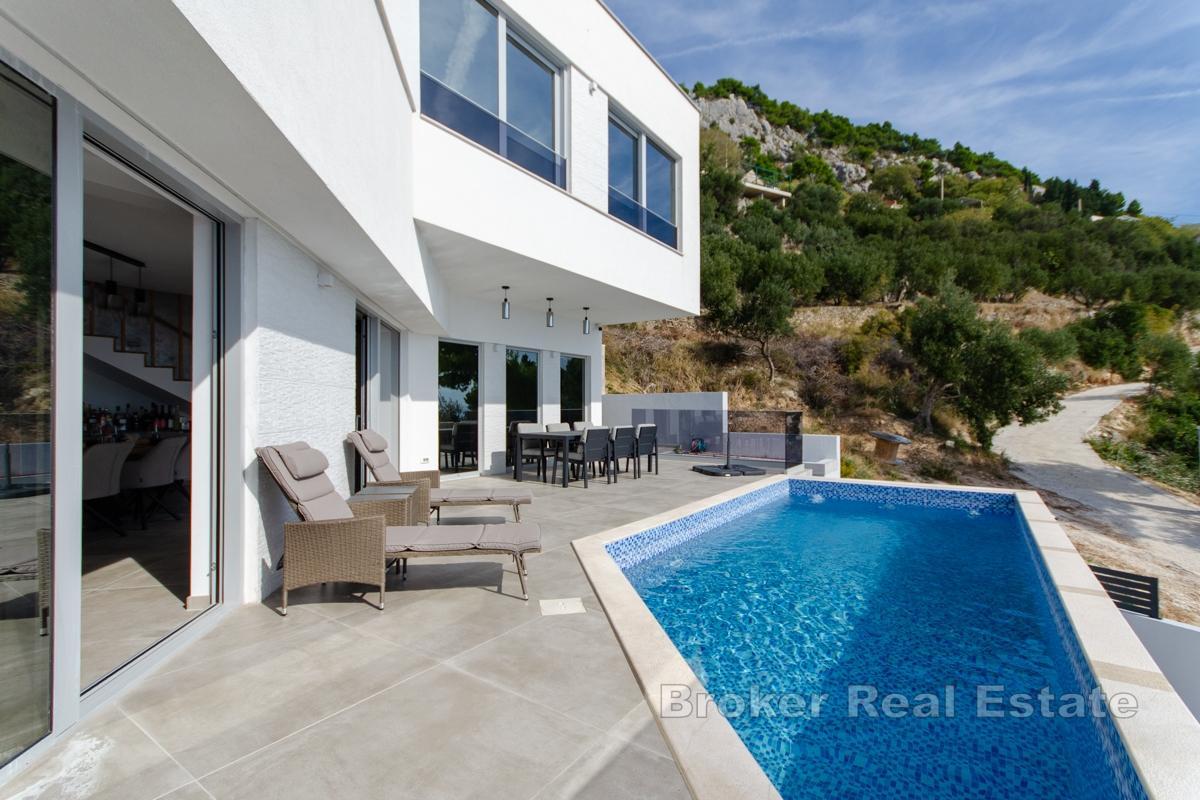 Villa d'architecture moderne avec vue panoramique et piscine à débordement