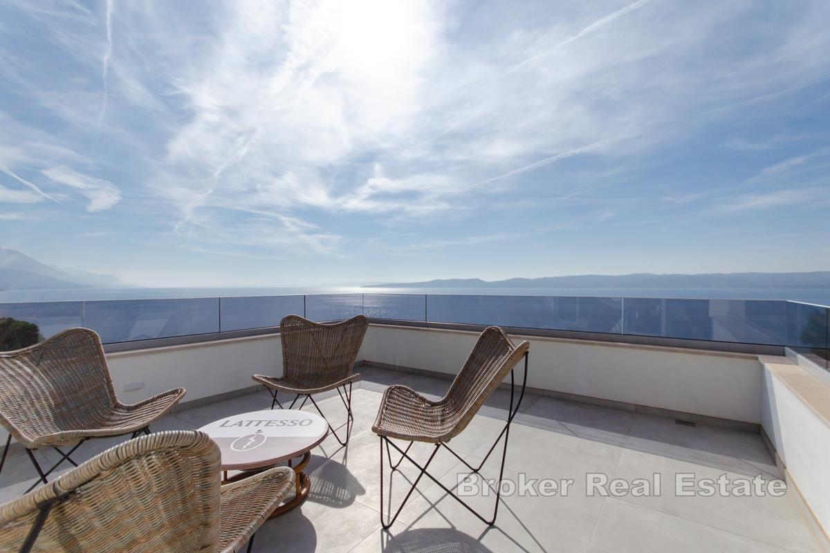 Villa d'architecture moderne avec vue panoramique et piscine à débordement
