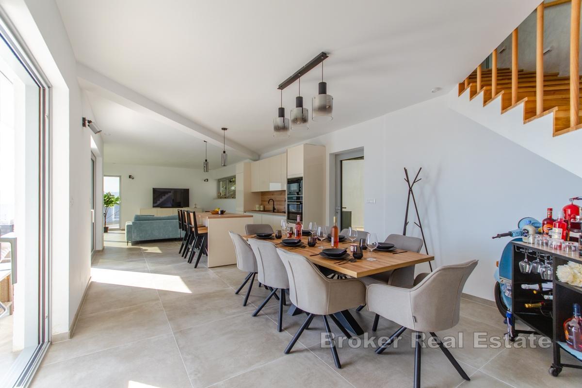 Villa d'architecture moderne avec vue panoramique et piscine à débordement