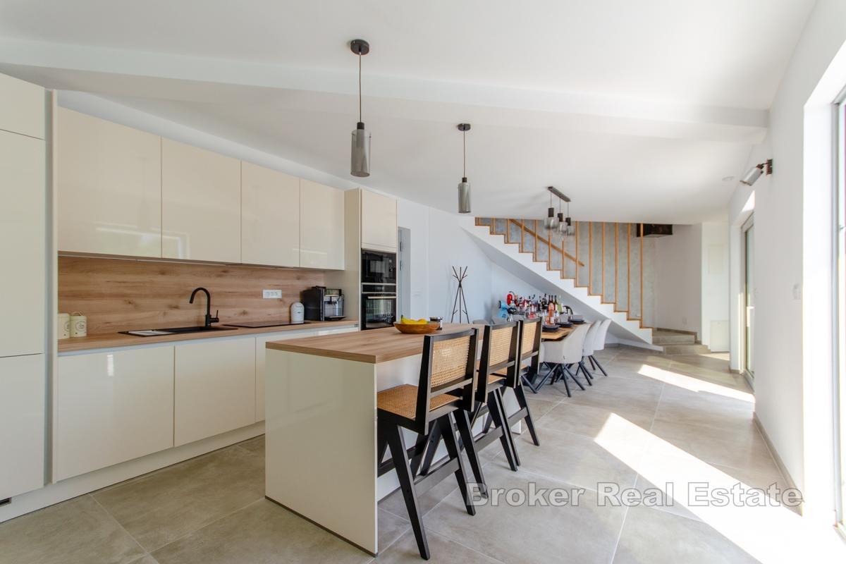 Villa d'architecture moderne avec vue panoramique et piscine à débordement