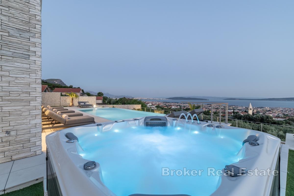 Luxuriöse Villa mit Panoramablick aufs Meer