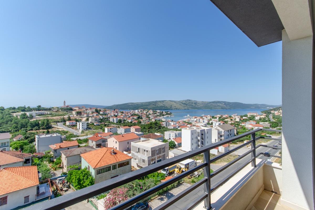 Novoizgrađeni apartmani s pogledom na more