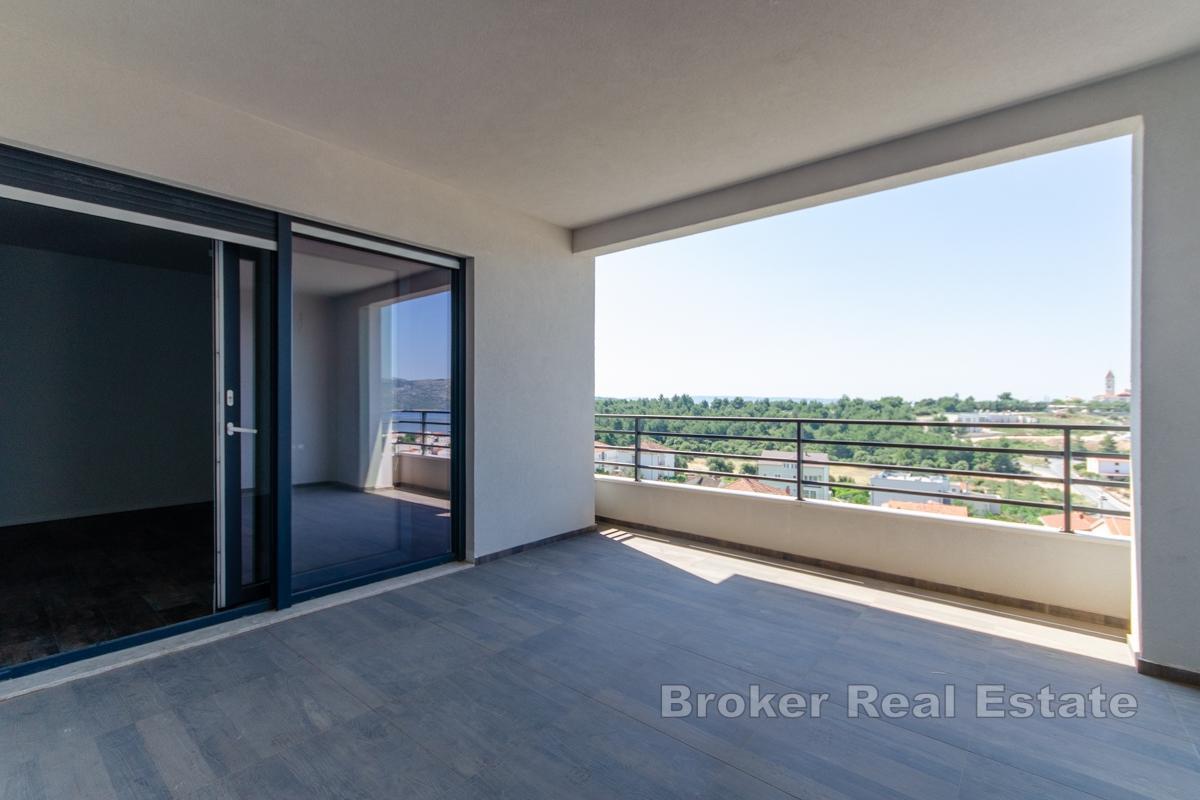 Novoizgrađeni apartmani s pogledom na more