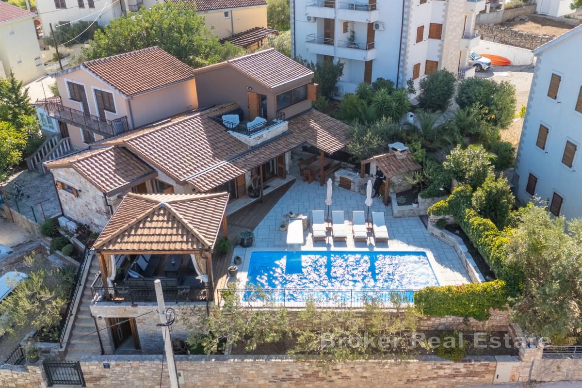 Charmantes Steinhaus mit Pool und Meerblick