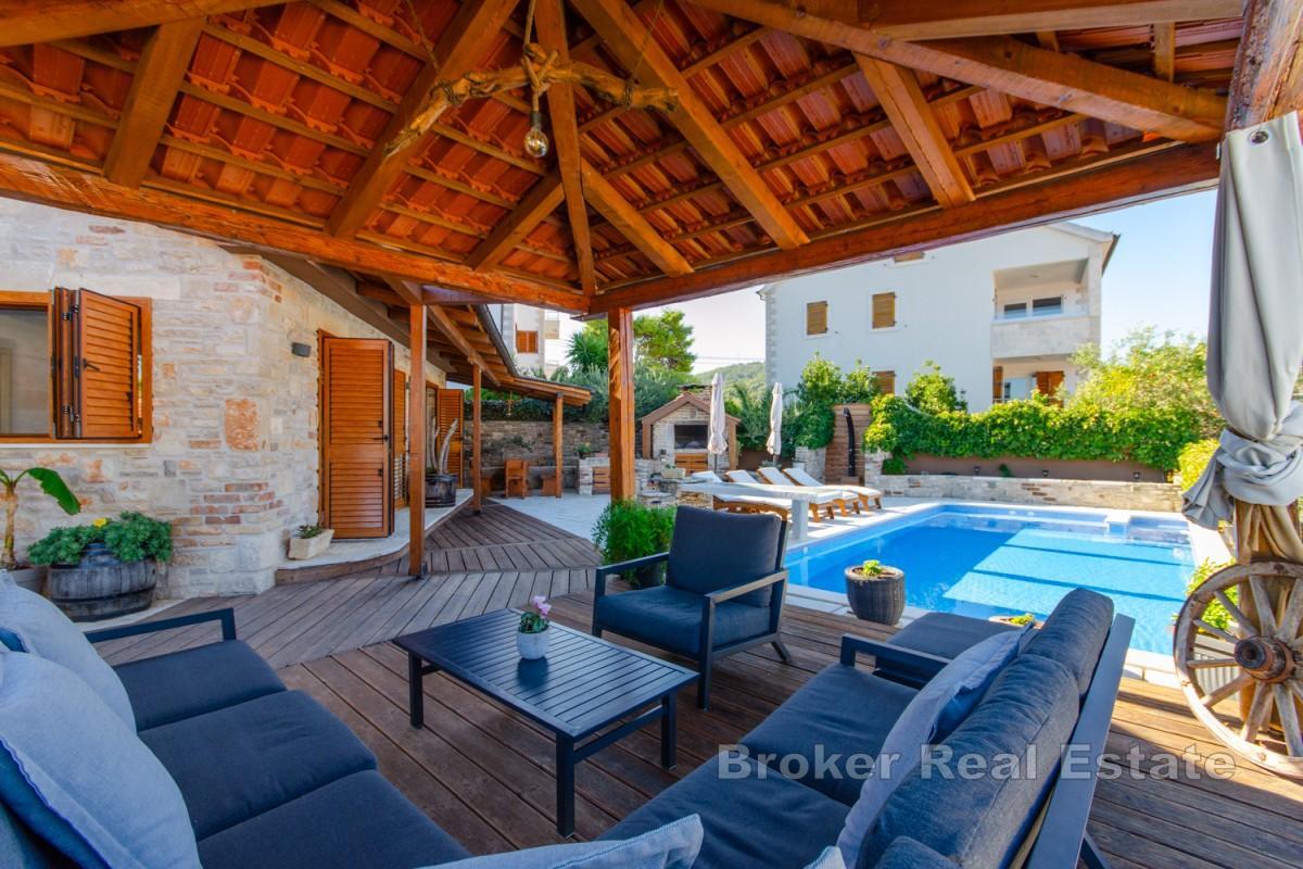 Charmantes Steinhaus mit Pool und Meerblick