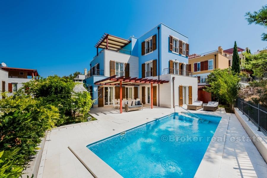 Modern villa med pool och havsutsikt, till salu