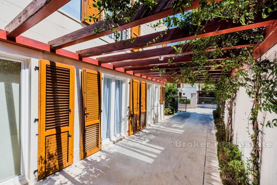 Moderne villa med basseng og havutsikt, til salgs