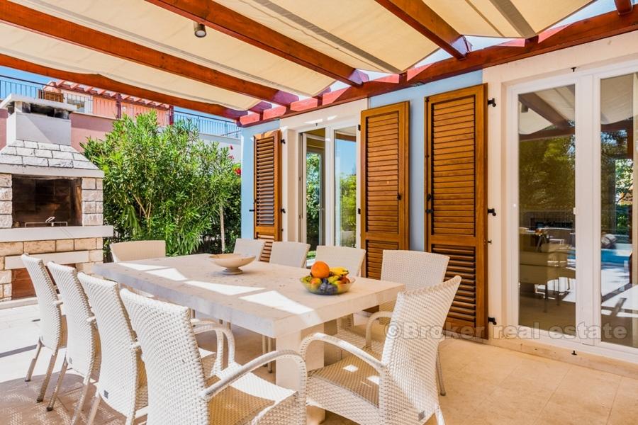 Modern villa med pool och havsutsikt, till salu