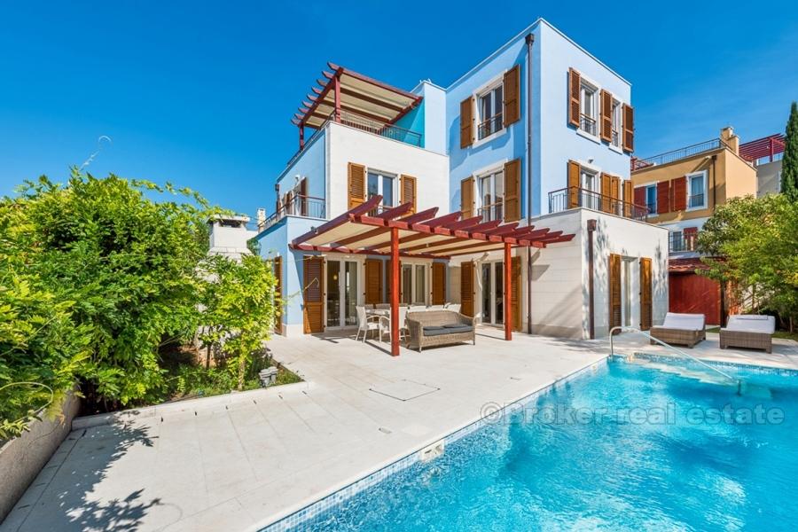 Modern villa med pool och havsutsikt, till salu