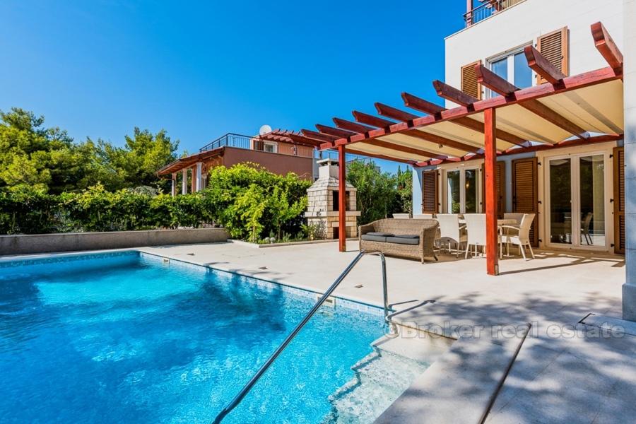 Modern villa med pool och havsutsikt, till salu