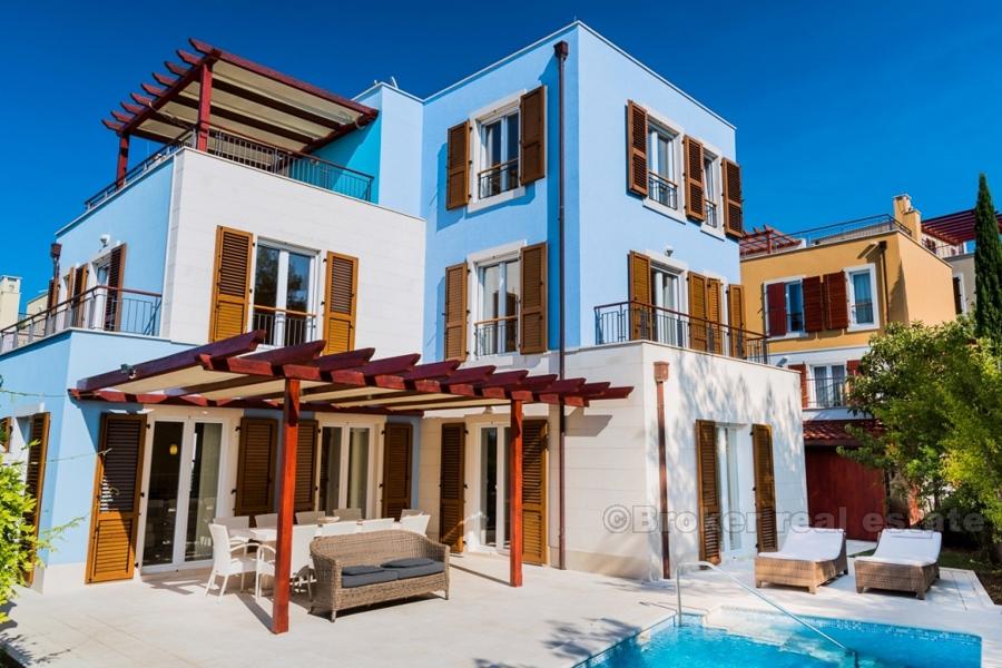 Modern villa med pool och havsutsikt, till salu