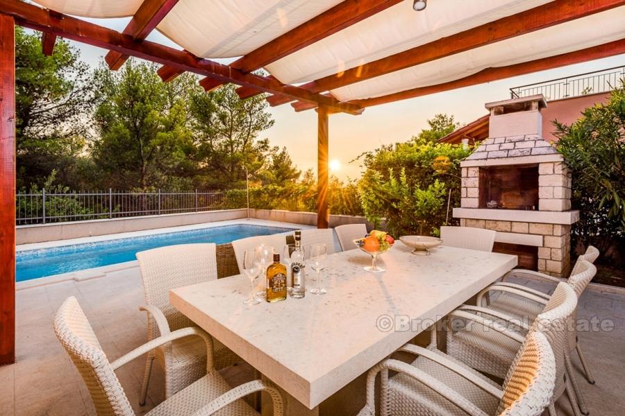 Modern villa med pool och havsutsikt, till salu