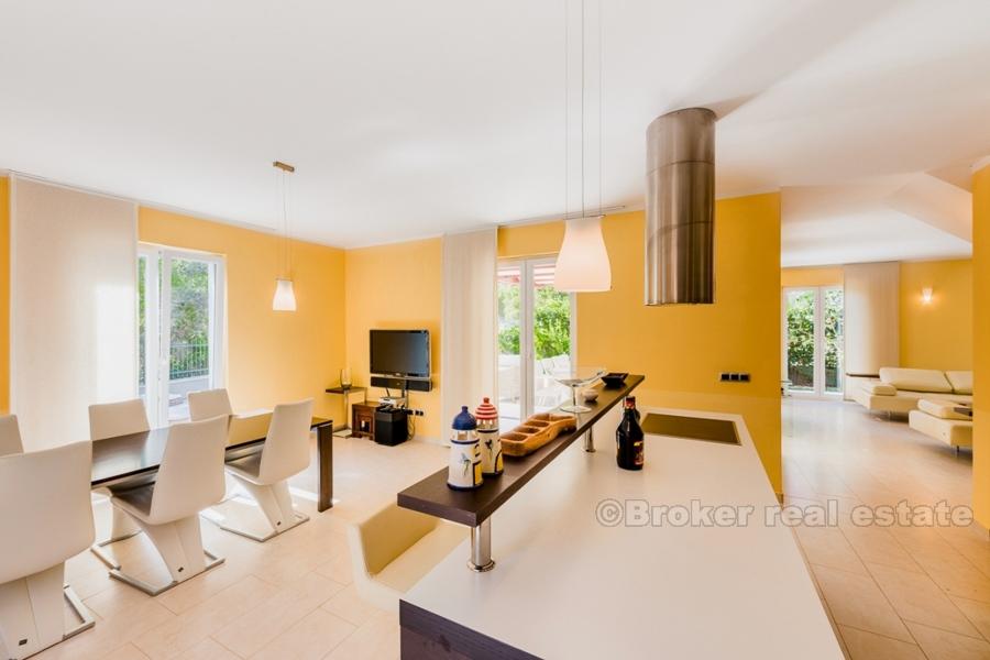 Villa moderne avec piscine et vue sur la mer, à vendre