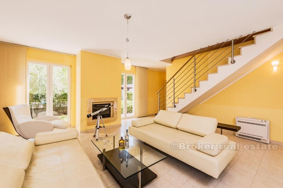 Villa moderne avec piscine et vue sur la mer, à vendre