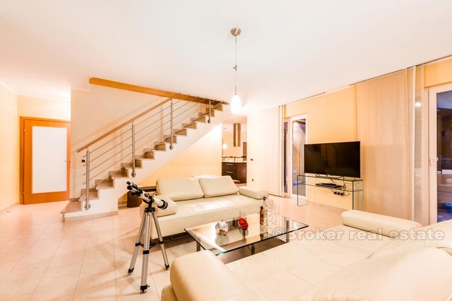 Villa moderne avec piscine et vue sur la mer, à vendre