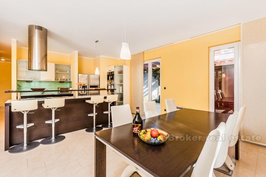 Villa moderne avec piscine et vue sur la mer, à vendre