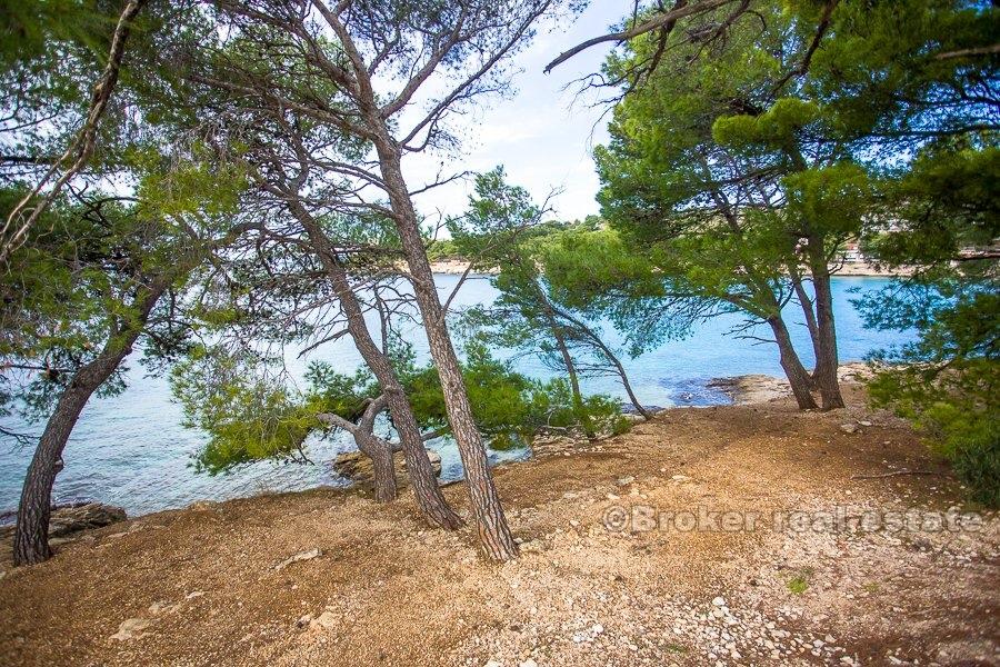 Attractive plot, first row to the sea, for sale