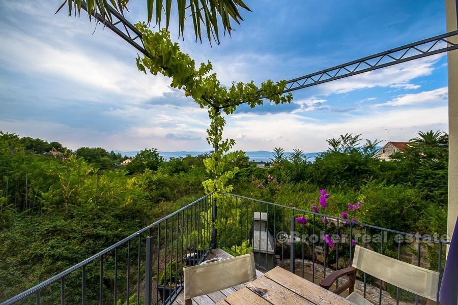 Kamienny dom z basenem i widokiem panoramicznym, na sprzedaż