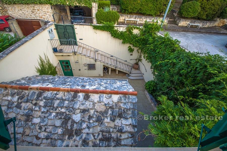 Kamienny dom z basenem i widokiem panoramicznym, na sprzedaż