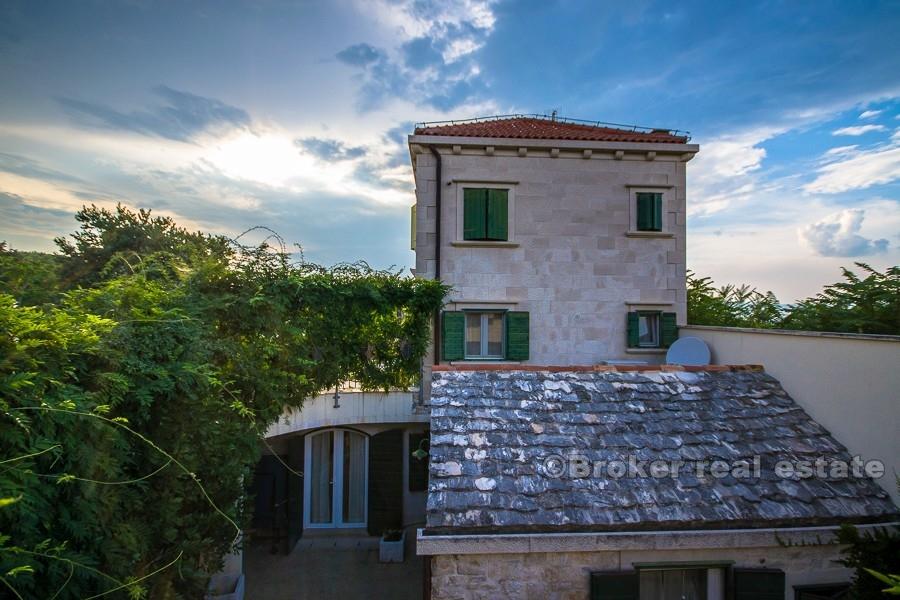 Stenhus med pool och panoramautsikt, till salu