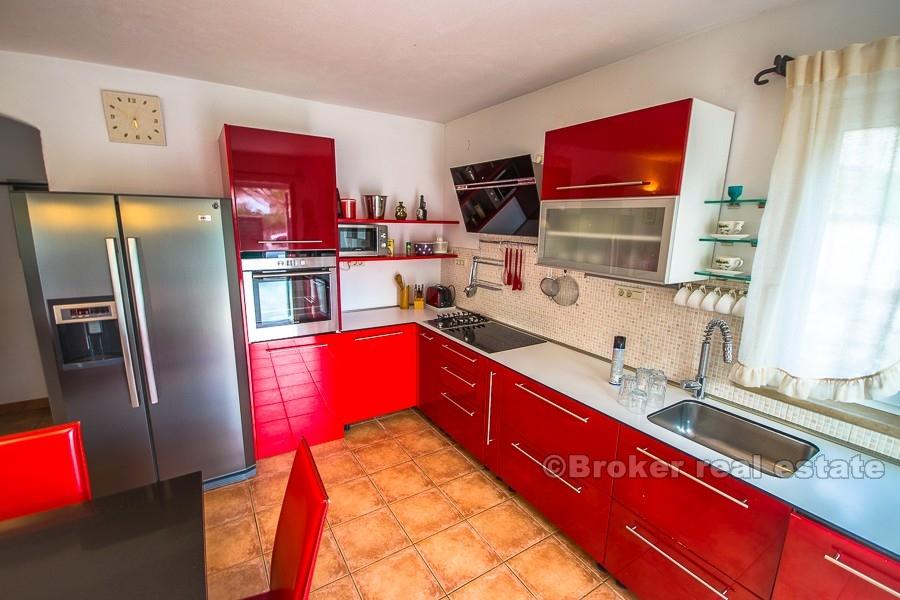 Kamienny dom z basenem i widokiem panoramicznym, na sprzedaż