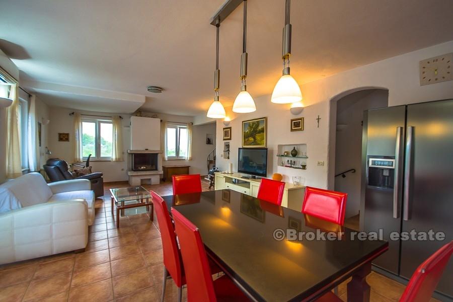 Kamienny dom z basenem i widokiem panoramicznym, na sprzedaż