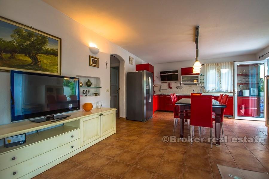 Steinhaus mit Pool und Panoramablick zum Verkauf