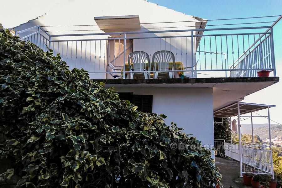 2 våningshus med havsutsikt, till salu