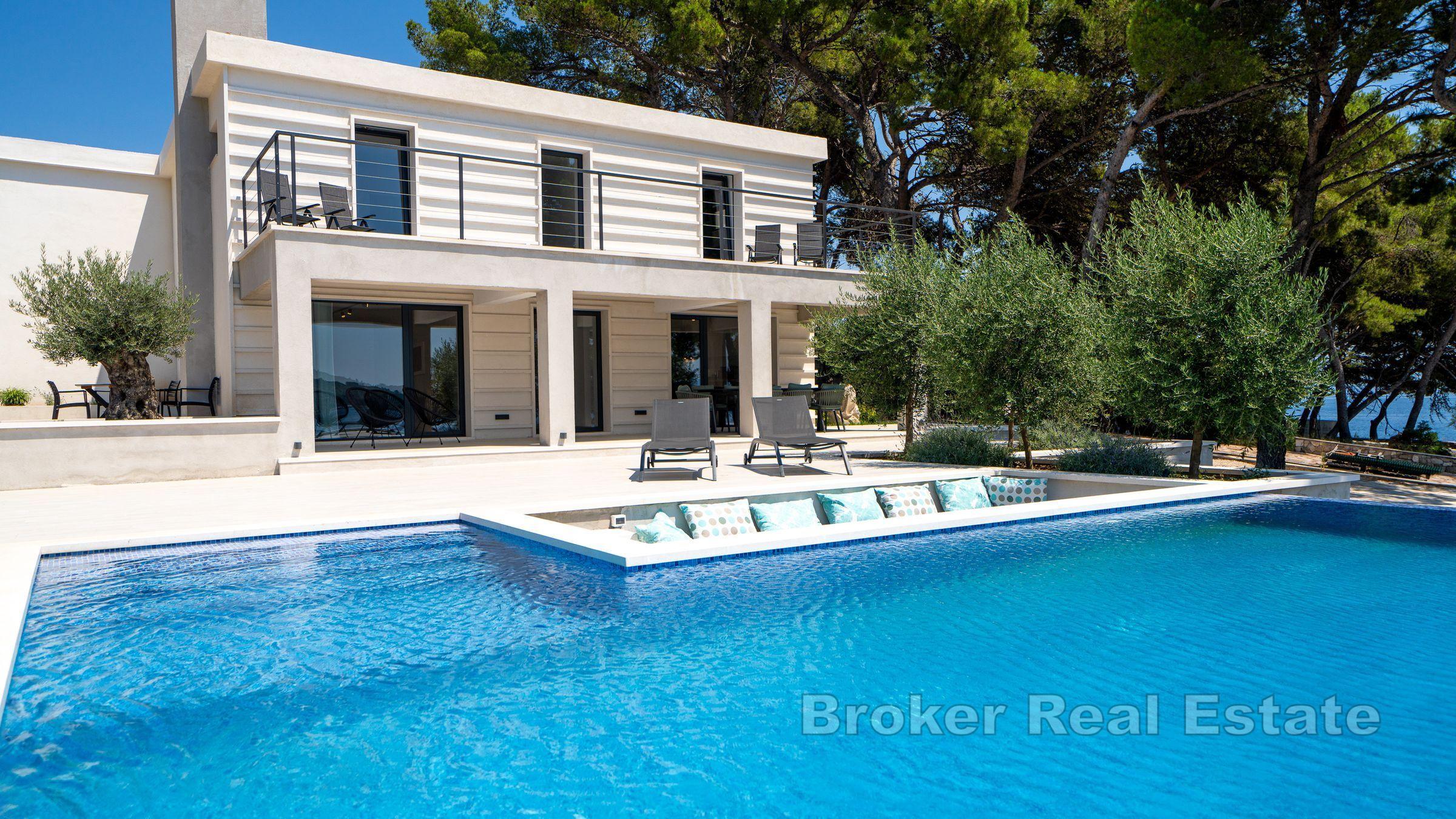 Villa nouvellement construite avec piscine