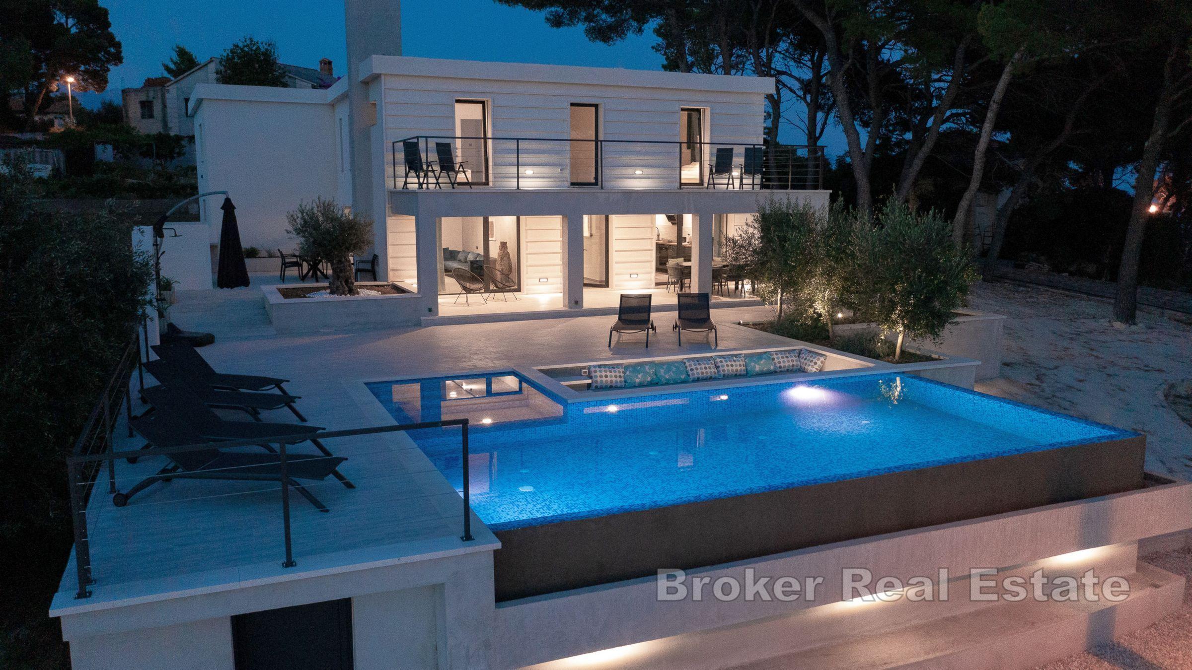 Neu gebaute Villa mit Swimmingpool