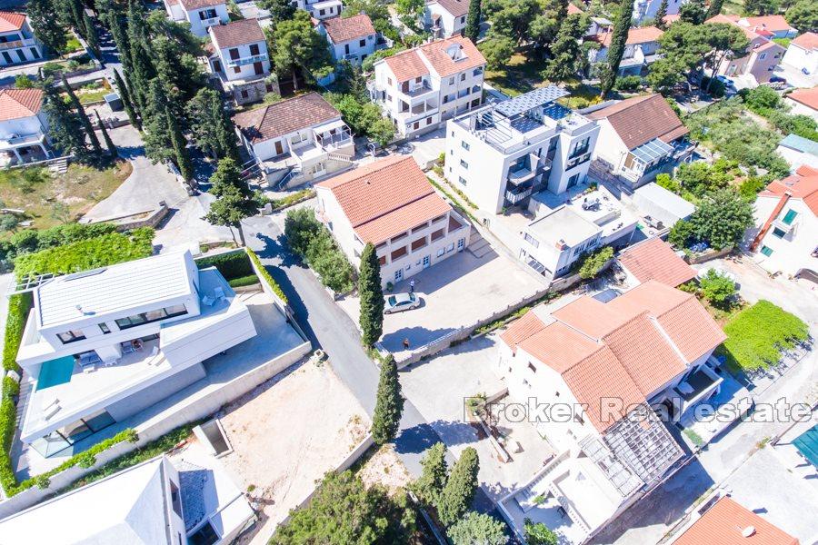 Kamienny dom z widokiem na morze