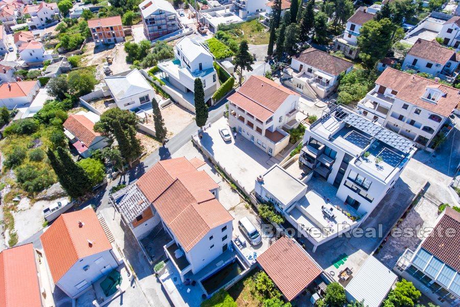 Kamienny dom z widokiem na morze