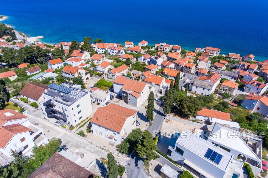 Kamienny dom z widokiem na morze