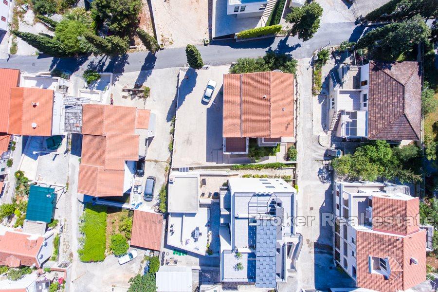 Kamienny dom z widokiem na morze