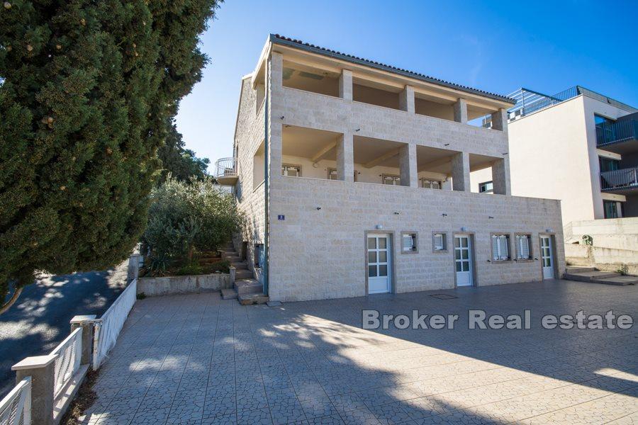 Kamienny dom z widokiem na morze