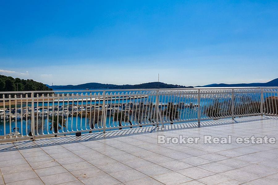 Жилой дом у моря и набережной