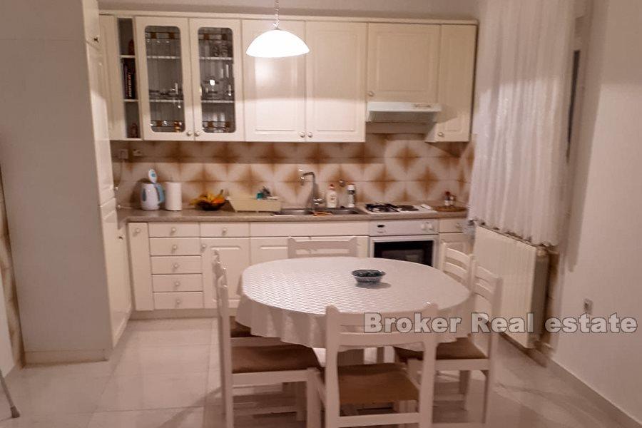 Dom z apartamentami przy morzu i promenadzie