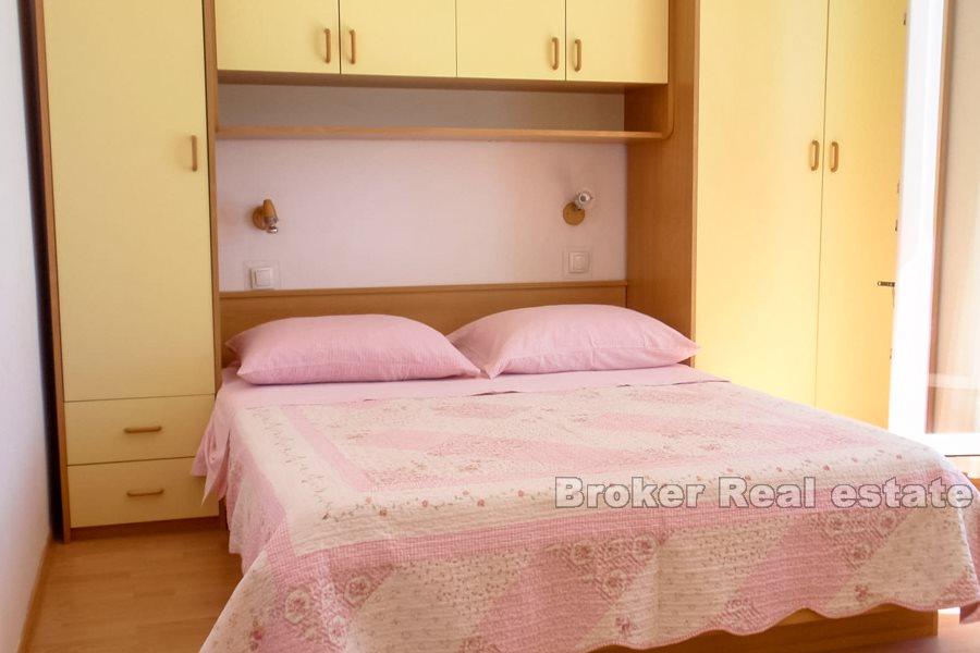 Dom z apartamentami przy morzu i promenadzie