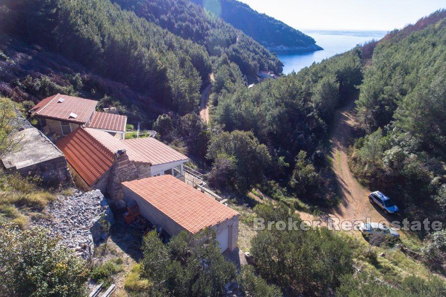 Tre gjenstander med utsikt over havet