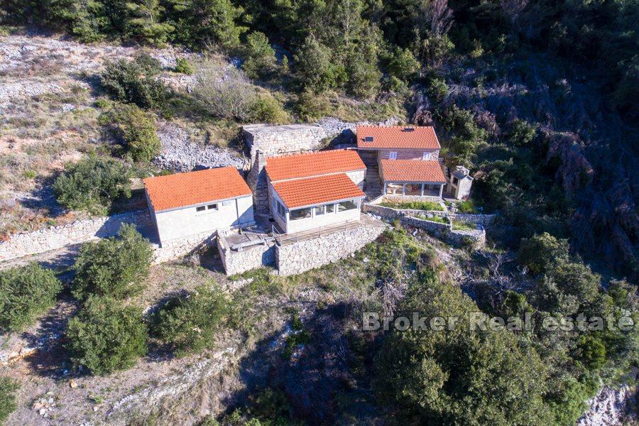 Drei Objekte mit Blick auf das Meer