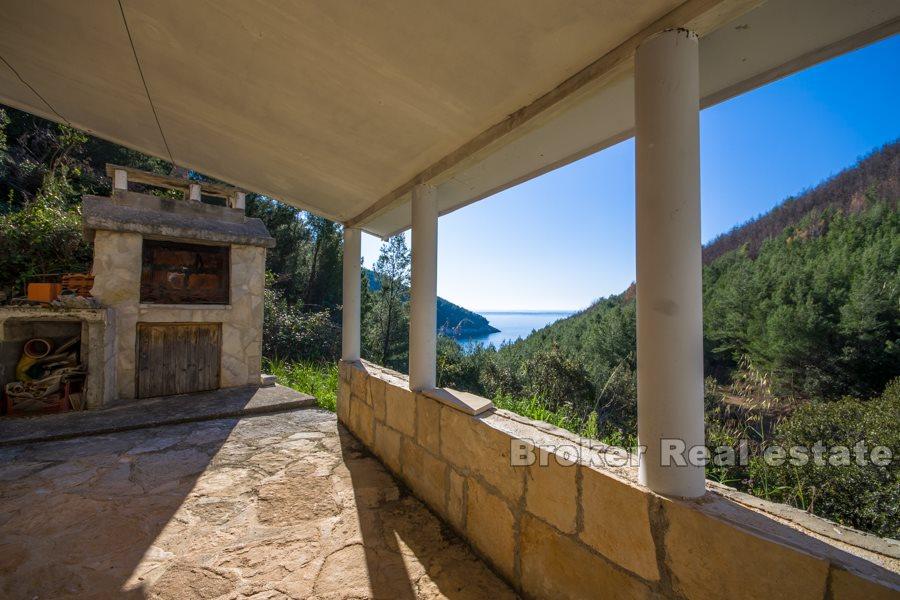 Drei Objekte mit Blick auf das Meer