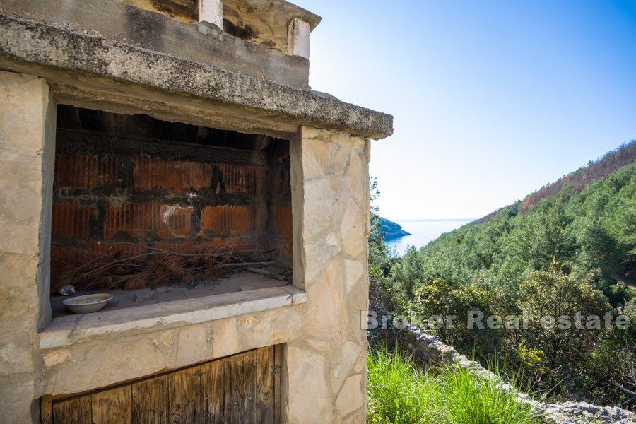Tre gjenstander med utsikt over havet
