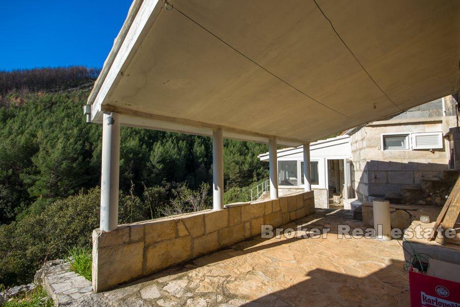 Tre gjenstander med utsikt over havet