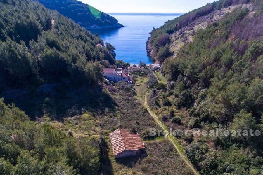 Vecchia casa in pietra con vista sul mare