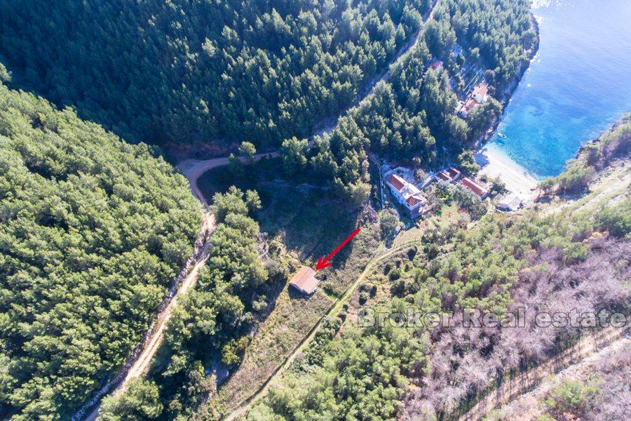 Старый каменный дом с видом на море