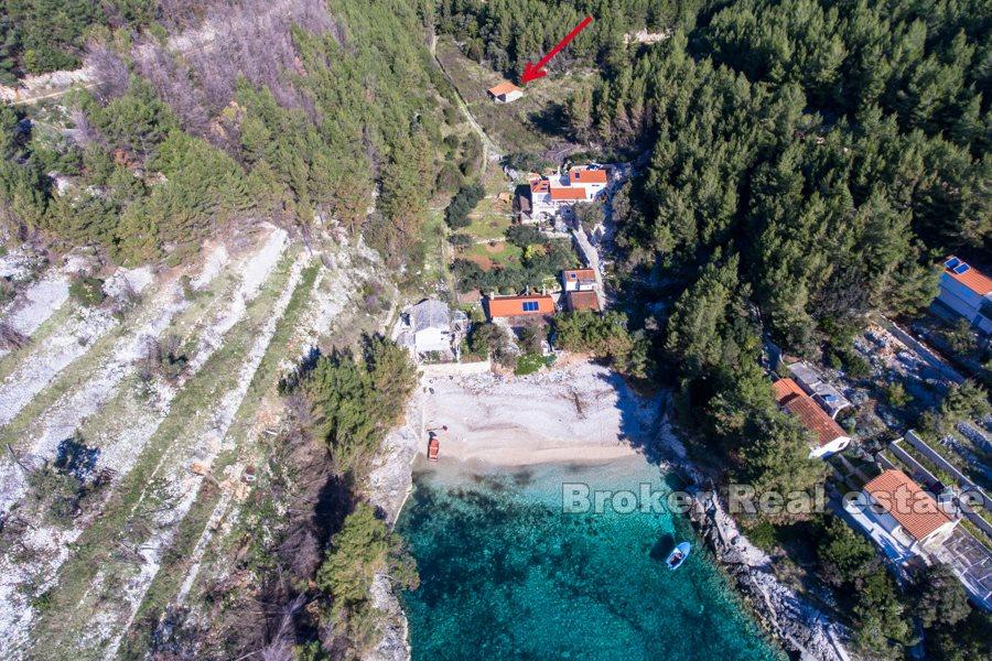 Vecchia casa in pietra con vista sul mare