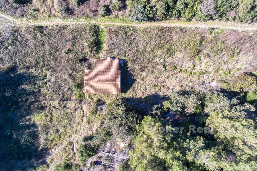 Старый каменный дом с видом на море