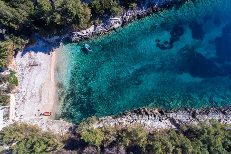 Vecchia casa in pietra con vista sul mare