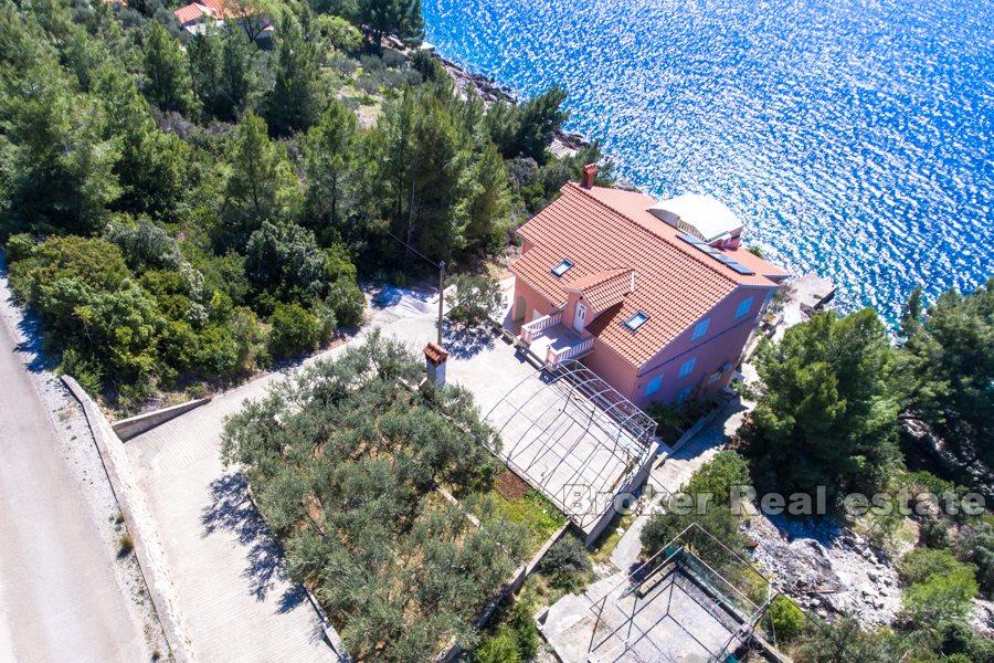 Detached house with sea view